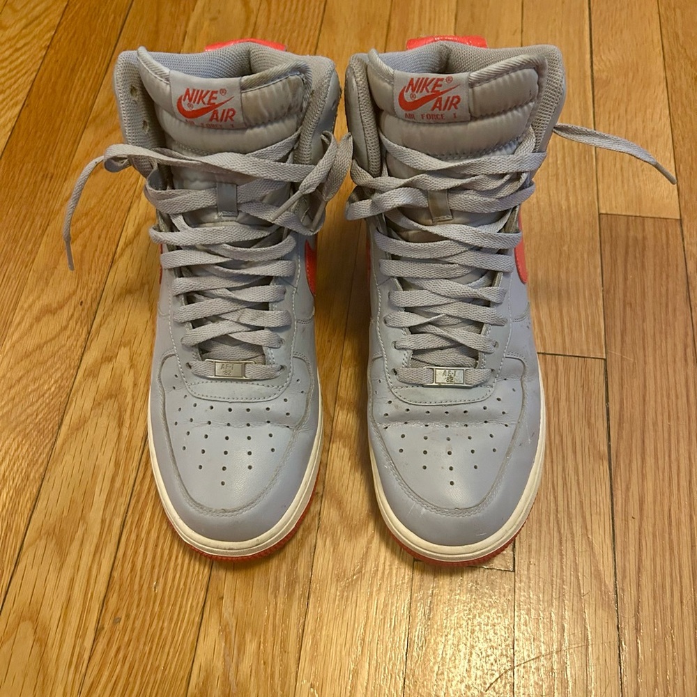 Nike High-Top Sneakers in Gray and Red